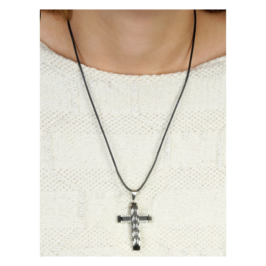 Pendentif croix en acier chirurgical argenté Pendentif croix en acier chirurgical argenté porté sur une chaîne noire sur fond blanc.