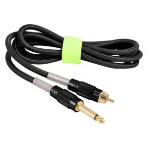 Câble RCA en nylon noir avec connecteurs en cuivre sur fond blanc