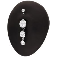 Banane triple en argent avec cristaux Banane en argent avec trois cristaux clairs sur présentoir noir