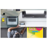 Epson SureColor SC-T3100x imprimante en action Imprimante grand format Epson SureColor SC-T3100x sur un bureau avec un ordinateur portable et une impression en couleur