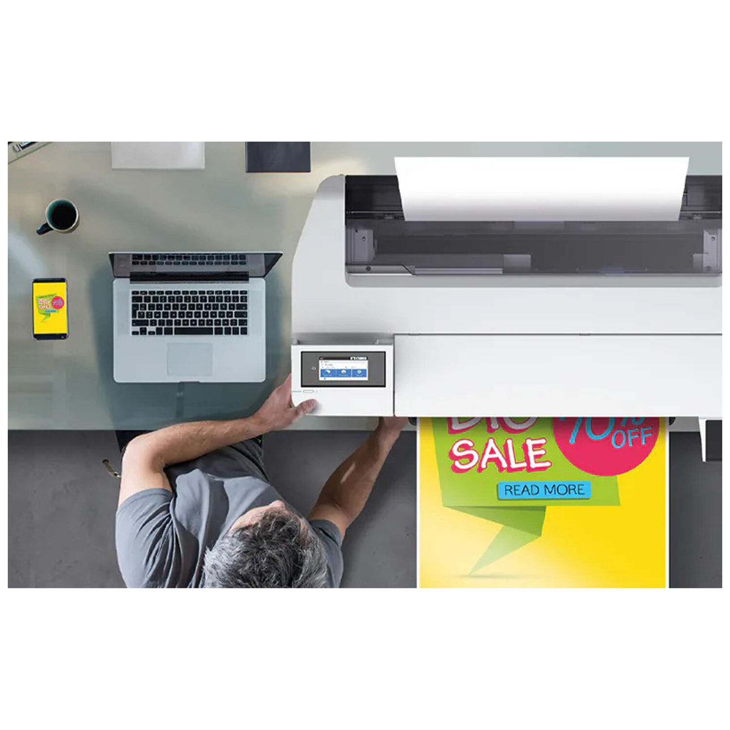 Epson SureColor SC-T3100x imprimante en action Imprimante grand format Epson SureColor SC-T3100x sur un bureau avec un ordinateur portable et une impression en couleur