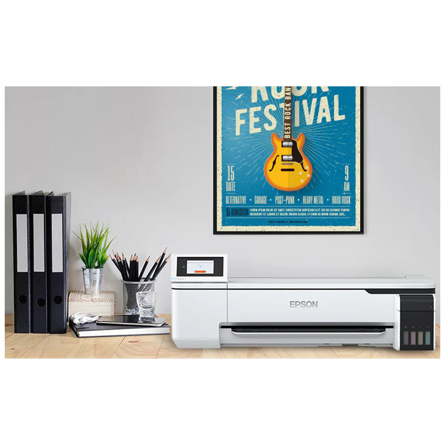 Imprimante Epson SureColor SC-T3100x sur bureau Imprimante grand format Epson SureColor SC-T3100x blanche sur un bureau avec fournitures de bureau et plantes, poster en arrière-plan