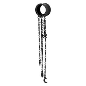 Tunnel noir en acier chirurgical avec chaînes pendantes et pendentifs sur fond blanc