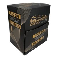 Rasoirs jetables noirs de Wildcat Emballage noir avec écriture dorée, rasoirs jetables de Wildcat, sur fond blanc