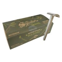 Rasoir jetable biodégradable en paille de blé Rasoir jetable en paille de blé à côté d'une boîte verte avec l'inscription 'The Signature Green', sur fond blanc