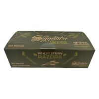 Rasoir jetable biodégradable en emballage vert Emballage vert de rasoirs jetables biodégradables en paille de blé sur fond blanc