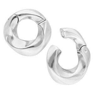 Paire de poids d'oreille torsadés en acier chirurgical argenté sur fond blanc