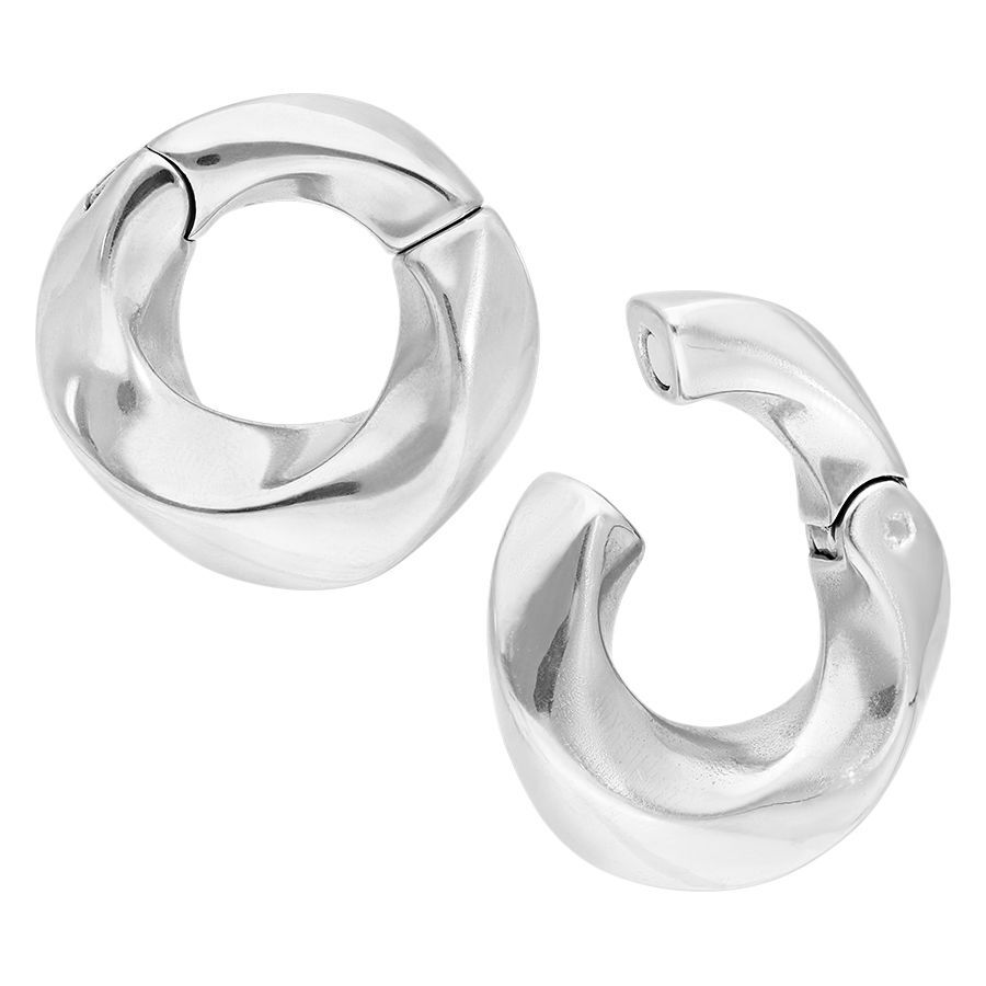 Poids d'oreille torsadés en acier chirurgical argenté Paire de poids d'oreille torsadés en acier chirurgical argenté sur fond blanc