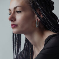 Poids d'oreilles en corde tressée noire de Wildcat Femme avec des poids d'oreilles en corde tressée noire en acier chirurgical
