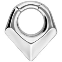 Poids d'oreille triangulaires en métal argenté Poids d'oreille triangulaire en acier chirurgical argenté sur fond blanc