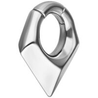 Poids d'oreille triangulaire en acier chirurgical argenté Poids d'oreille triangulaire en acier chirurgical argenté sur fond blanc