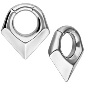 Deux poids d'oreille triangulaires en acier chirurgical argenté sur fond blanc