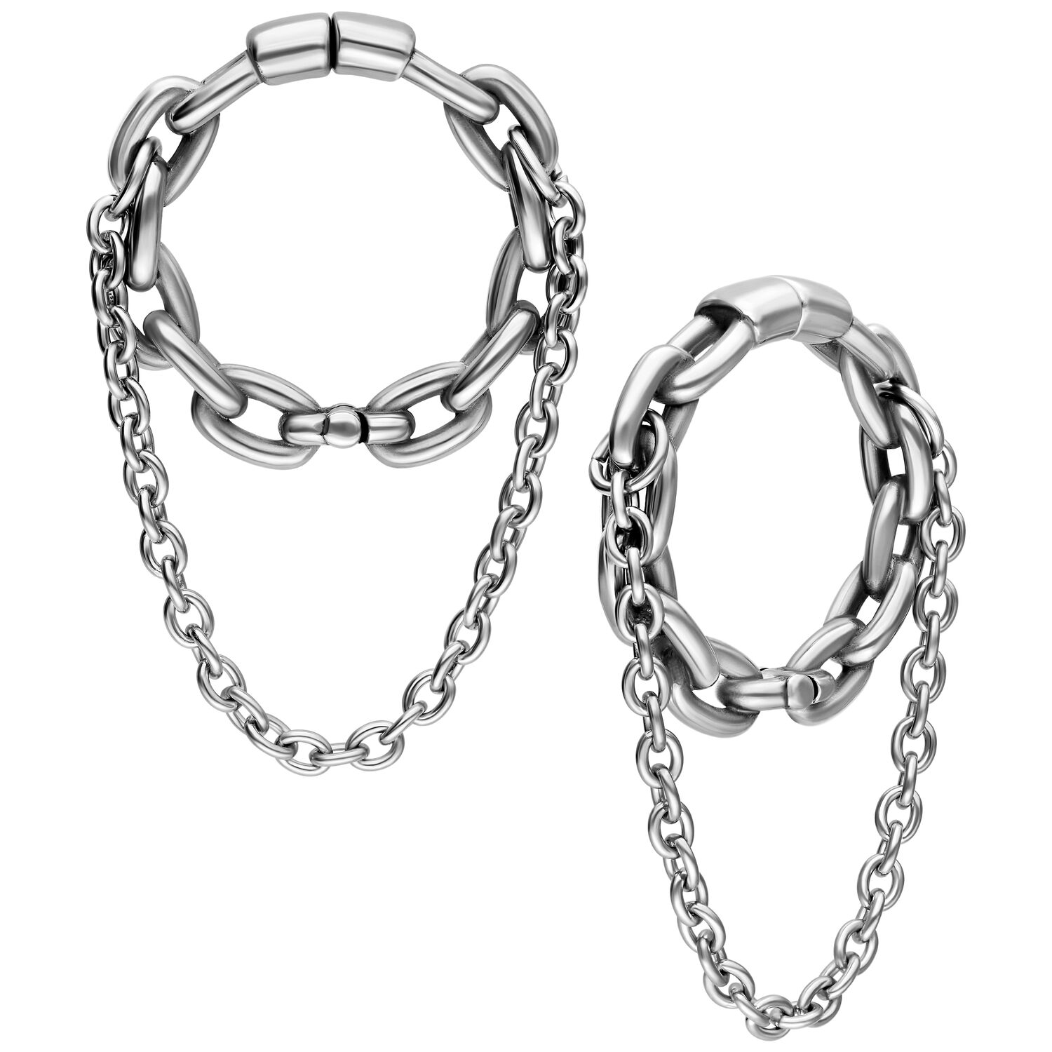 Poids d'oreille à double chaîne en acier argenté Poids d'oreille argentés avec double chaîne en acier chirurgical sur fond blanc