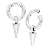 Poids d'oreille Arrow en acier chirurgical argenté Deux poids d'oreille argentés en forme d'anneau avec pendentif conique sur fond blanc