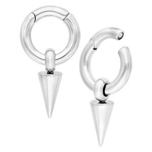 Deux poids d'oreille argentés en forme d'anneau avec pendentif conique sur fond blanc