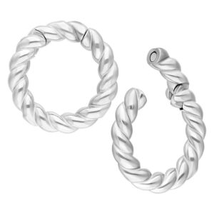 Deux poids d'oreille tressés en argent en acier chirurgical sur fond blanc