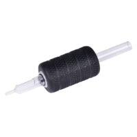 Tube rond en caoutchouc dur noir avec aiguille Poignée en caoutchouc dur noir avec embout transparent sur fond blanc