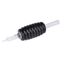 Tube rond en caoutchouc dur noir avec 1 aiguille Tube rond en caoutchouc dur noir avec embout clair, sur fond blanc