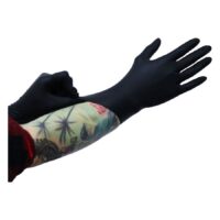 Gants en nitrile noirs sur un bras tatoué, fond blanc