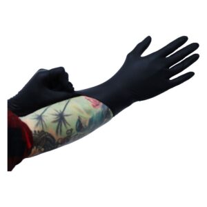 Gants en nitrile noirs sur un bras tatoué, fond blanc