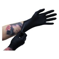 Gants en nitrile noirs portés par une main tatouée sur fond blanc
