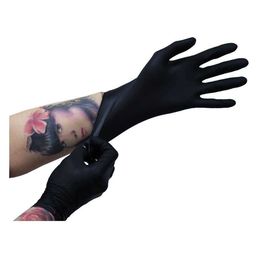 Gants en nitrile noirs portés par une main tatouée sur fond blanc