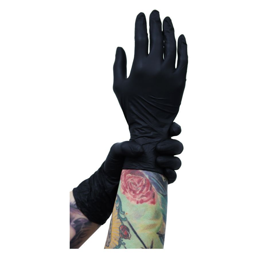Gants en nitrile noirs sur des bras tatoués, fond blanc