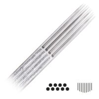 Aiguilles de tatouage Magnum Curved Long Taper 50 pcs Gros plan sur des aiguilles de tatouage Magnum Curved Long Taper en acier chirurgical sur fond blanc
