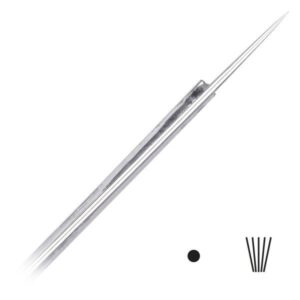 Aiguille de tatouage en acier chirurgical argenté sur fond blanc