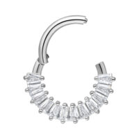 Septum clicker argenté avec cristaux clairs sur fond blanc