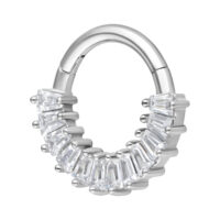 Clicker de septum argenté avec cristaux clairs sur fond blanc