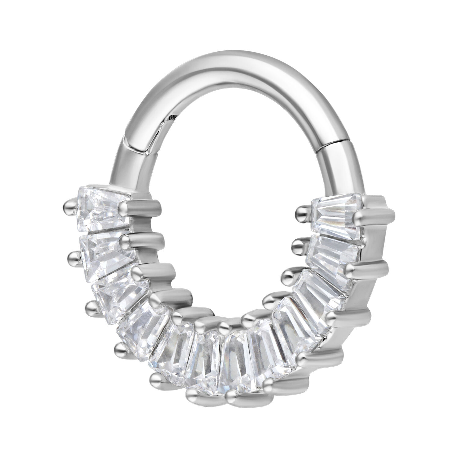 Clicker de septum argenté avec cristaux clairs sur fond blanc