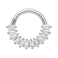 Clicker de septum en argent en acier chirurgical avec cristaux clairs sur fond blanc