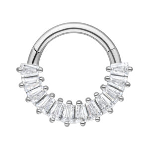 Clicker de septum en argent en acier chirurgical avec cristaux clairs sur fond blanc
