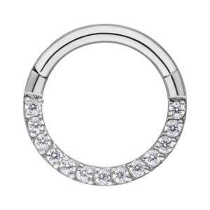 Clicker de septum argenté avec cristaux pavé sur fond blanc