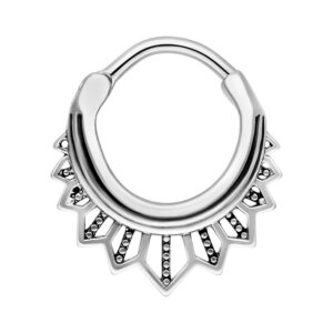 Clicker septum en argent avec des pointes décoratives sur fond blanc