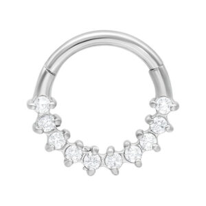 Clicker de septum argenté en acier chirurgical avec cristaux, sur fond blanc