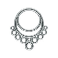 Clicker de septum argenté avec détails circulaires sur fond blanc