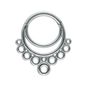 Clicker de septum argenté avec détails circulaires sur fond blanc