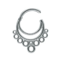 Clicker de septum en argent avec design à bulles sur fond blanc