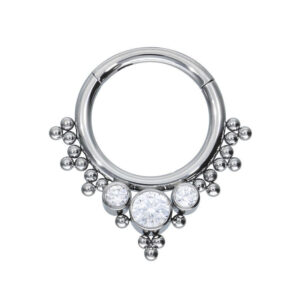 Clicker de septum argenté avec pierres cristallines sur fond blanc