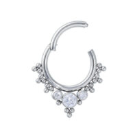 Clicker Bindi en argent avec cristaux Clicker septum en argent avec cristaux clairs sur fond blanc
