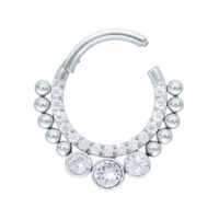 Clicker Crystal Tears argenté avec cristaux Clicker de septum argenté avec cristaux clairs sur fond blanc