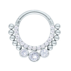 Clicker septum en argent avec cristaux clairs sur fond blanc