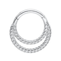 Anneau de piercing Clicker Double Torsadé Argenté Clicker Double Torsadé Argenté en acier chirurgical 316L sur fond blanc