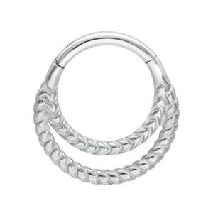 Clicker Double Torsadé Argenté en acier chirurgical 316L sur fond blanc