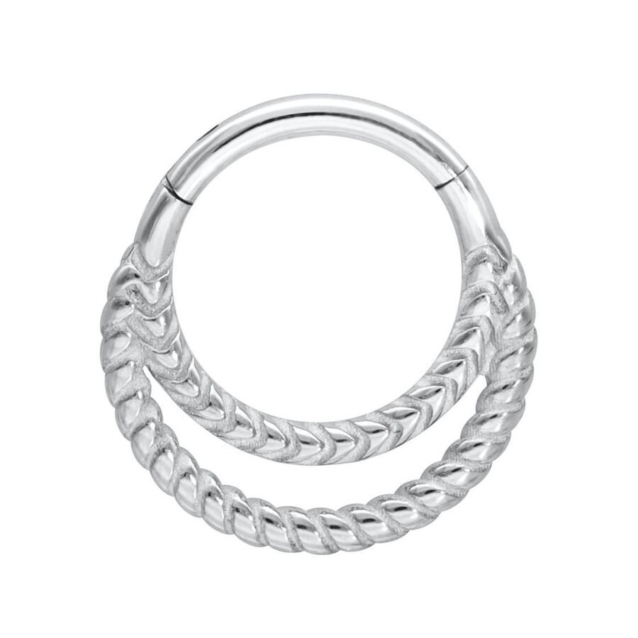 Anneau de piercing Clicker Double Torsadé Argenté Clicker Double Torsadé Argenté en acier chirurgical 316L sur fond blanc