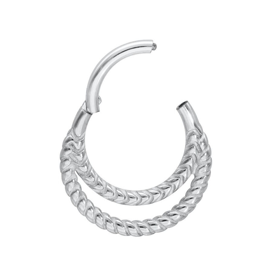 Anneau de piercing clicker double torsion argenté Anneau de piercing argenté avec double torsion sur fond blanc