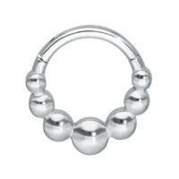Anneau de piercing argenté avec design à billes sur fond blanc
