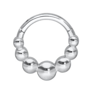 Anneau de piercing argenté avec design à billes sur fond blanc